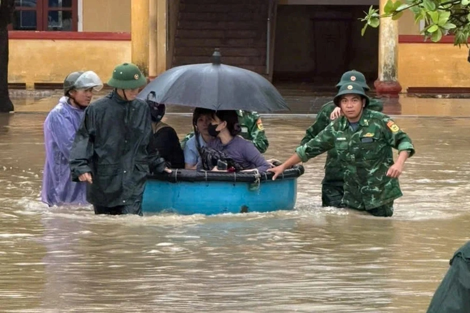 Mưa lớn khiến 1.550 nhà ở Ninh Bình, Thanh Hóa, Nghệ An bị ngập Mưa lớn khiến 1.550 nhà ở Ninh Bình, Thanh Hóa, Nghệ An bị ngập