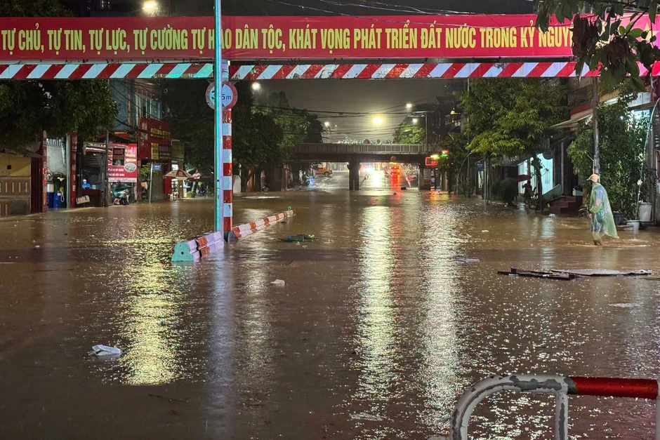 Mưa lớn khiến nhiều tuyến đường, phố ở Lạng Sơn ngập sâu Mưa lớn khiến nhiều tuyến đường, phố ở Lạng Sơn ngập sâu