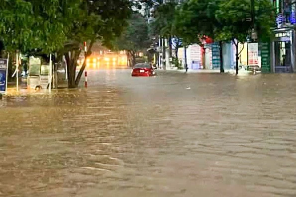 Mưa lớn khiến nhiều tuyến đường, phố ở Lạng Sơn ngập sâu Mưa lớn khiến nhiều tuyến đường, phố ở Lạng Sơn ngập sâu