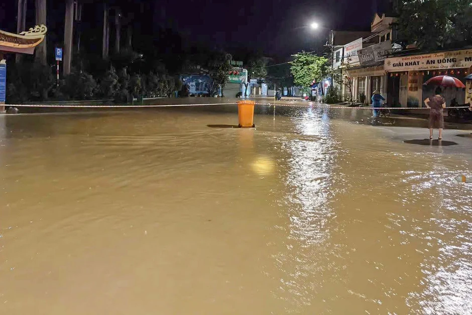 Mưa lớn khiến nhiều tuyến đường, phố ở Lạng Sơn ngập sâu Mưa lớn khiến nhiều tuyến đường, phố ở Lạng Sơn ngập sâu
