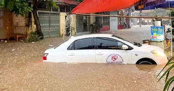 Mưa lớn khiến nhiều tuyến đường, phố ở Lạng Sơn ngập sâu