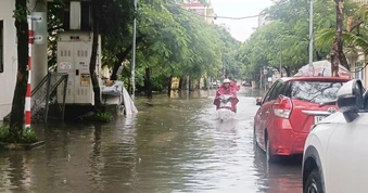 Mưa lớn khiến nhiều tuyến phố Hải Phòng ngập sâu