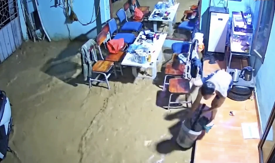 Mưa lớn làm sập tường bao ở Hà Nội, nước bùn tràn vào nhà dân Mưa lớn làm sập tường bao ở Hà Nội, nước bùn tràn vào nhà dân