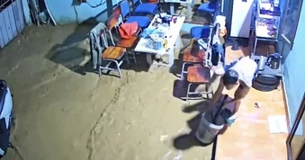 Mưa lớn làm sập tường bao ở Hà Nội, nước bùn tràn vào nhà dân