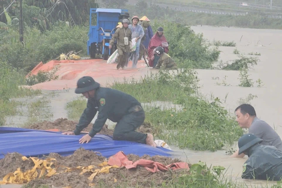 Mưa lớn làm vỡ bờ kênh ở Thanh Hóa