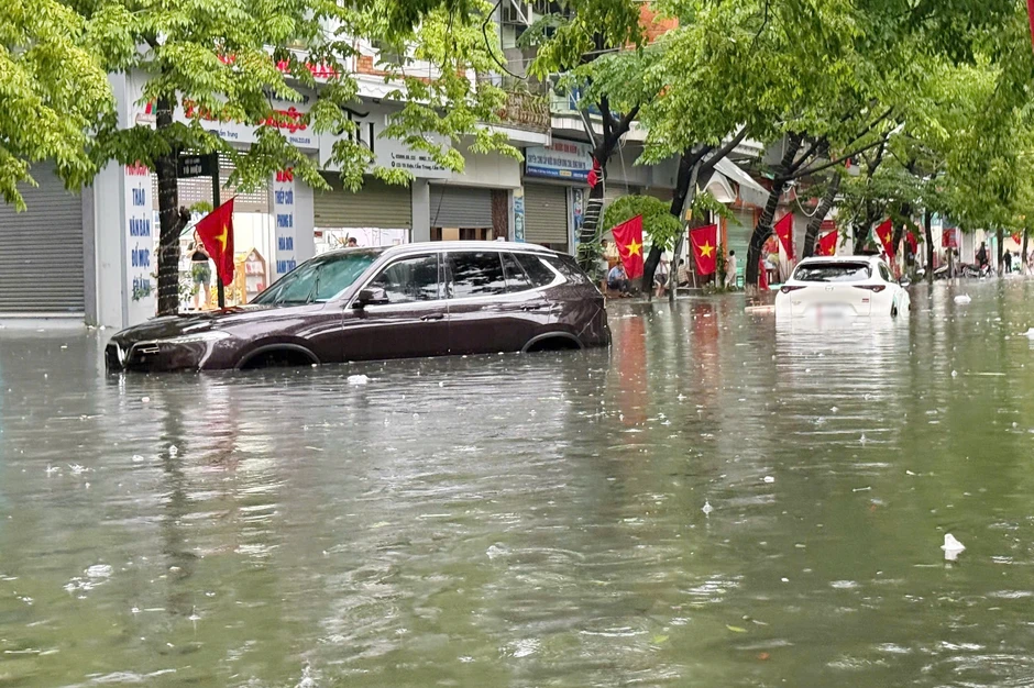 Mưa lớn liên tiếp, nhiều nơi ở Quảng Ninh ngập sâu Mưa lớn liên tiếp, nhiều nơi ở Quảng Ninh ngập sâu