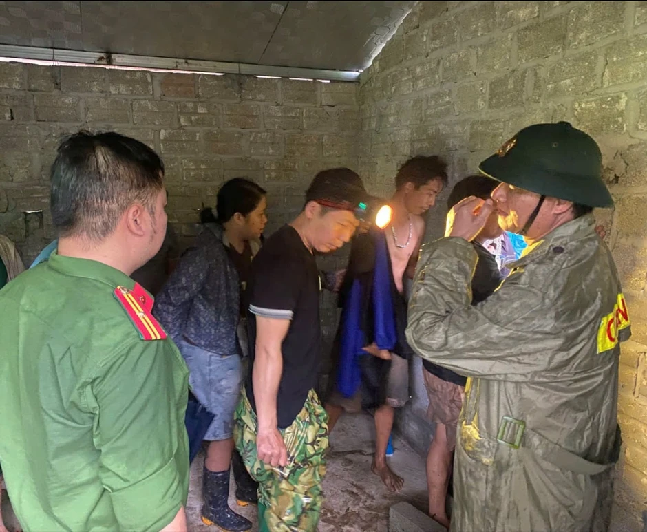 Mưa lớn nước dâng bịt kín cửa hang, 3 người bị mắc kẹt suốt hai ngày Mưa lớn nước dâng bịt kín cửa hang, 3 người bị mắc kẹt suốt hai ngày