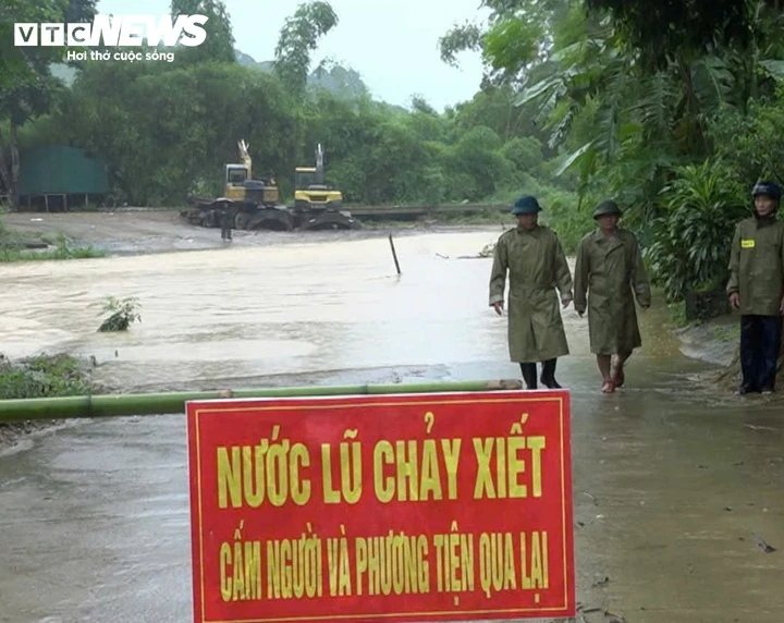Mưa lớn, nước sông dâng 'nhấn chìm' chợ, ngập nửa nhà dân ở Thanh Hoá Mưa lớn, nước sông dâng 'nhấn chìm' chợ, ngập nửa nhà dân ở Thanh Hoá