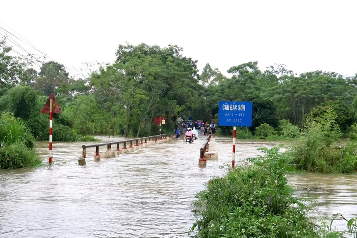 Mưa lớn, nước sông dâng 'nhấn chìm' chợ, ngập nửa nhà dân ở Thanh Hoá Mưa lớn, nước sông dâng 'nhấn chìm' chợ, ngập nửa nhà dân ở Thanh Hoá