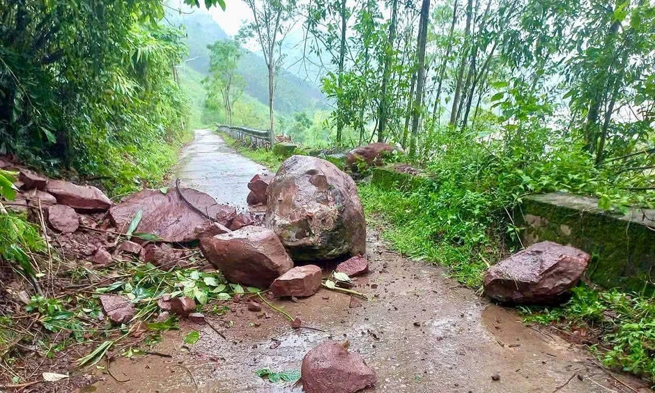 Mưa lớn ở Đà Nẵng khiến đá tảng lăn xuống đường, taluy chân đèo Liêu sạt lở Mưa lớn ở Đà Nẵng khiến đá tảng lăn xuống đường, taluy chân đèo Liêu sạt lở
