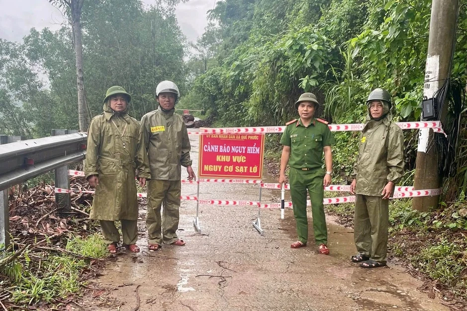 Mưa lớn ở Đà Nẵng khiến đá tảng lăn xuống đường, taluy chân đèo Liêu sạt lở Mưa lớn ở Đà Nẵng khiến đá tảng lăn xuống đường, taluy chân đèo Liêu sạt lở
