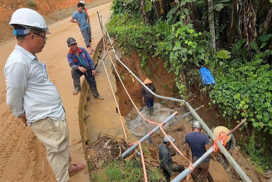 Mưa lớn ở Đà Nẵng khiến đá tảng lăn xuống đường, taluy chân đèo Liêu sạt lở Mưa lớn ở Đà Nẵng khiến đá tảng lăn xuống đường, taluy chân đèo Liêu sạt lở
