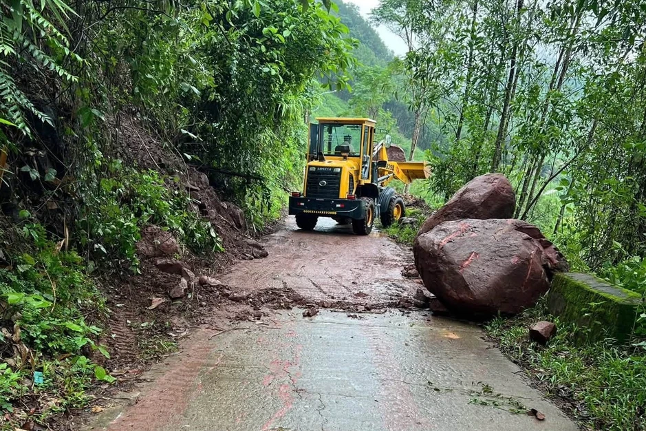 Mưa lớn ở Đà Nẵng khiến đá tảng lăn xuống đường, taluy chân đèo Liêu sạt lở Mưa lớn ở Đà Nẵng khiến đá tảng lăn xuống đường, taluy chân đèo Liêu sạt lở