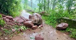 Mưa lớn ở Đà Nẵng khiến đá tảng lăn xuống đường, taluy chân đèo Liêu sạt lở