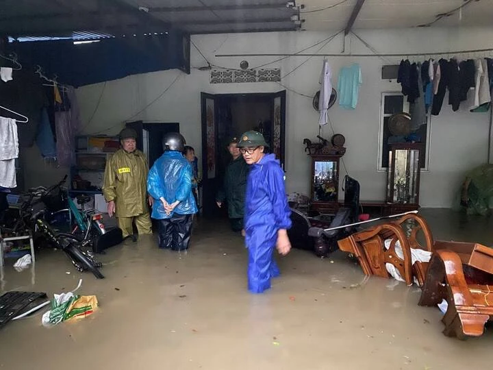 Mưa lớn Quảng Ninh hơn 200mm gây ngập lụt , ô tô chết máy và sạt lở đất Mưa lớn Quảng Ninh hơn 200mm gây ngập lụt , ô tô chết máy và sạt lở đất