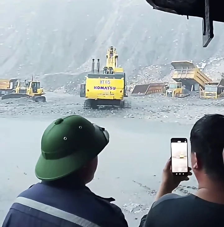 Mưa lớn Quảng Ninh hơn 200mm gây ngập lụt , ô tô chết máy và sạt lở đất Mưa lớn Quảng Ninh hơn 200mm gây ngập lụt , ô tô chết máy và sạt lở đất