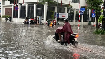 Mưa lớn trên diện rộng, nhiều tuyến phố Hà Nội ngập cục bộ