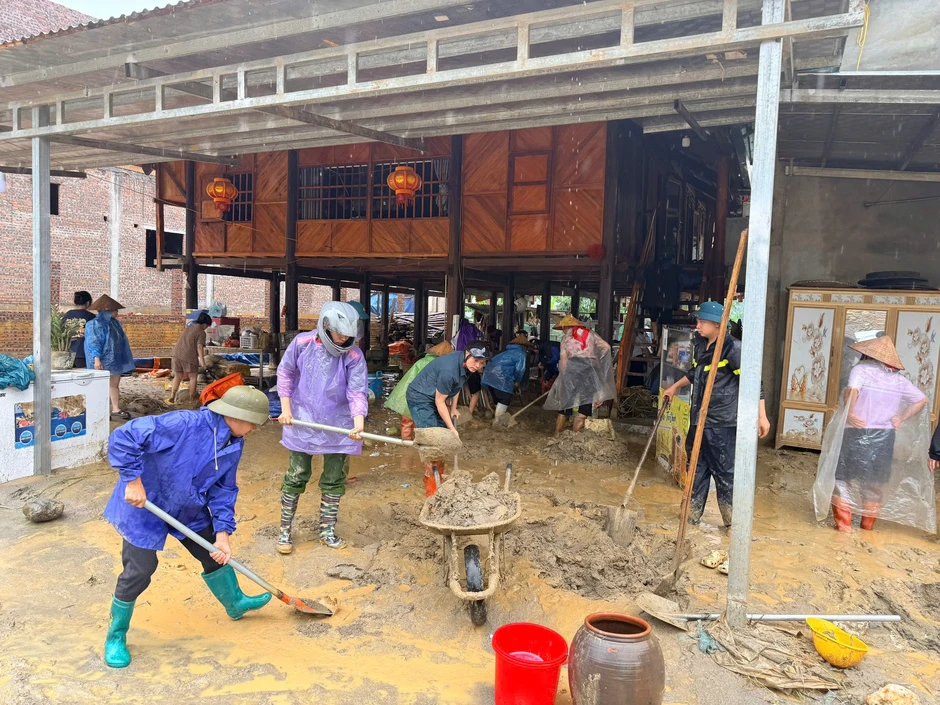 Mưa lũ cuốn đất đá sạt lở tràn vào nhà dân ở Lào Cai Mưa lũ cuốn đất đá sạt lở tràn vào nhà dân ở Lào Cai