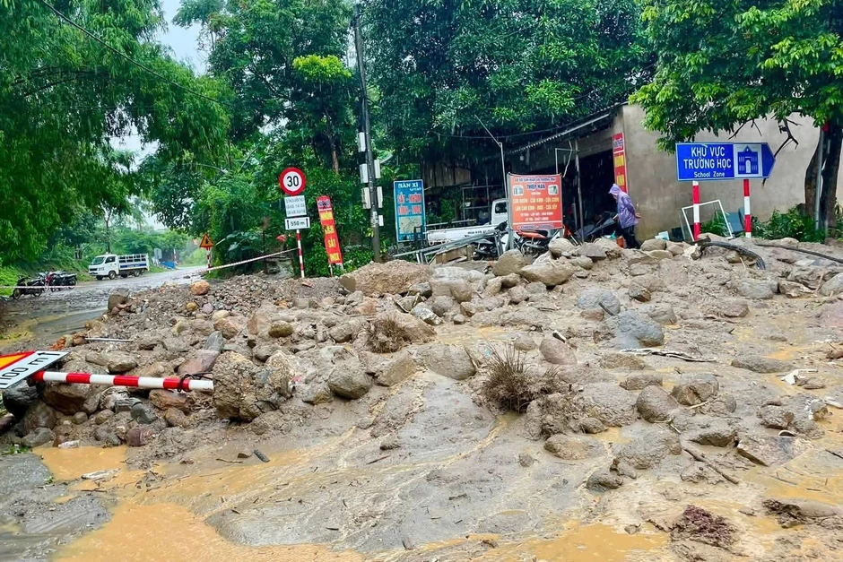 Mưa lũ cuốn đất đá sạt lở tràn vào nhà dân ở Lào Cai Mưa lũ cuốn đất đá sạt lở tràn vào nhà dân ở Lào Cai