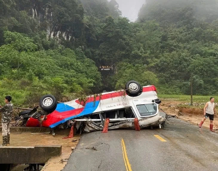 Mưa lũ cuốn trôi xe khách, tàn phá đường ở Cao Bằng Mưa lũ cuốn trôi xe khách, tàn phá đường ở Cao Bằng