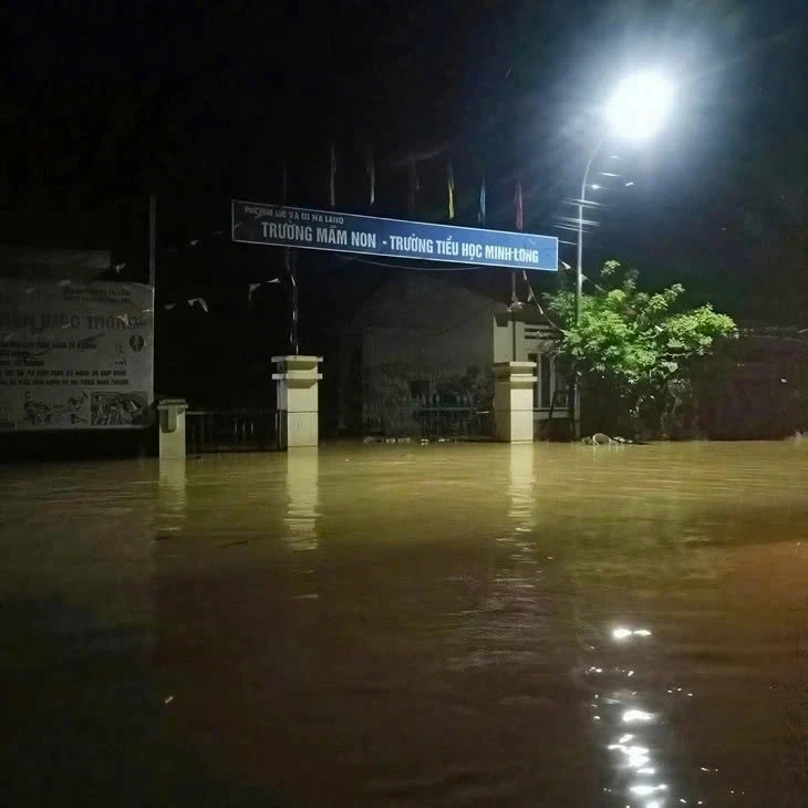 Mưa lũ cuốn trôi xe khách, tàn phá đường ở Cao Bằng Mưa lũ cuốn trôi xe khách, tàn phá đường ở Cao Bằng