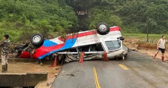 Mưa lũ cuốn trôi xe khách, tàn phá đường ở Cao Bằng