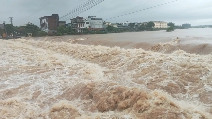 Mưa lũ gây sạt lở, ngập úng nhiều nơi Mưa lũ gây sạt lở, ngập úng nhiều nơi