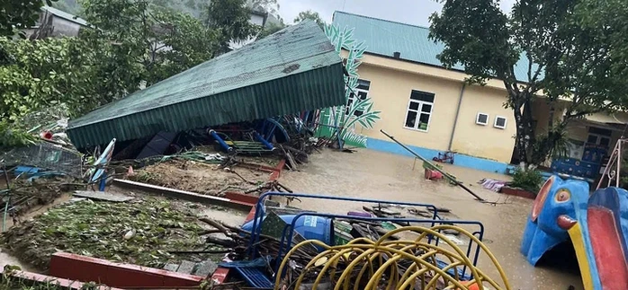 Mưa lũ gây sạt lở, ngập úng nhiều nơi Mưa lũ gây sạt lở, ngập úng nhiều nơi