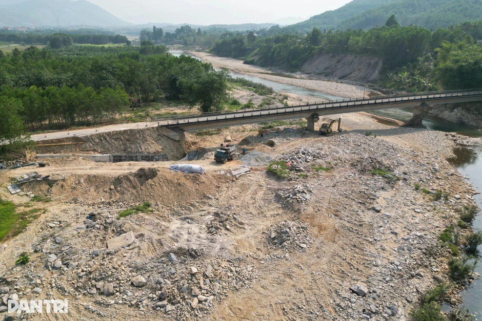 Mưa lũ lịch sử chưa thôi ám ảnh người dân dưới chân núi Bạch Mã