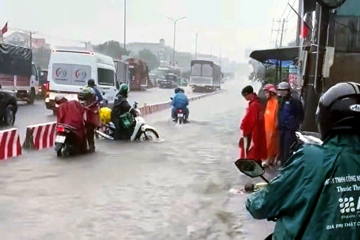 Mưa to cục bộ, quốc lộ 51 qua Đồng Nai lại ngập sâu Mưa to cục bộ, quốc lộ 51 qua Đồng Nai lại ngập sâu