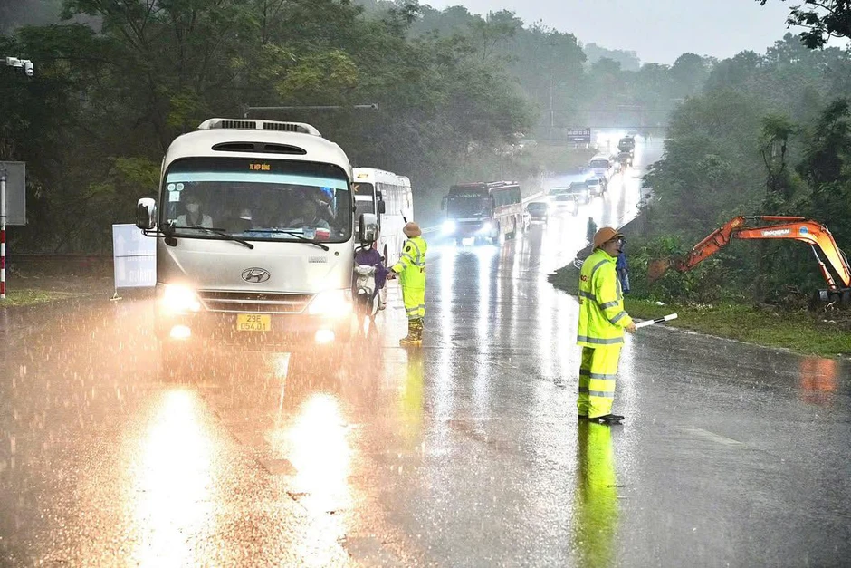 Mưa trắng trời Đền Hùng , biển người đổ về Lễ Giỗ Tổ Hùng Vương 2026 Mưa trắng trời Đền Hùng , biển người đổ về Lễ Giỗ Tổ Hùng Vương 2026
