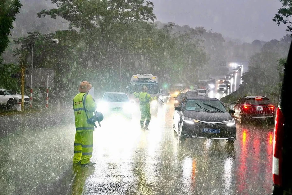 Mưa trắng trời Đền Hùng , biển người đổ về Lễ Giỗ Tổ Hùng Vương 2026 Mưa trắng trời Đền Hùng , biển người đổ về Lễ Giỗ Tổ Hùng Vương 2026