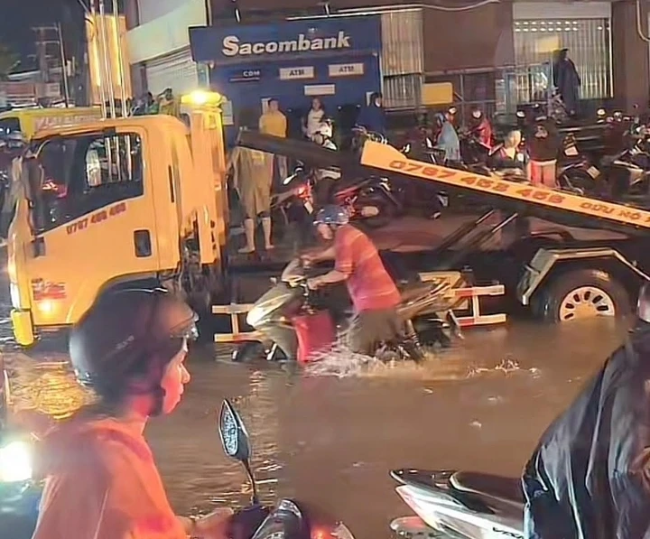 Mưa xối xả giờ tan tầm, nhiều tuyến đường ở TP.HCM ngập sâu