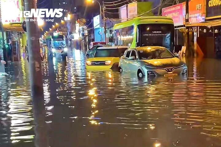 Mưa xối xả giờ tan tầm, nhiều tuyến đường ở TP.HCM ngập sâu