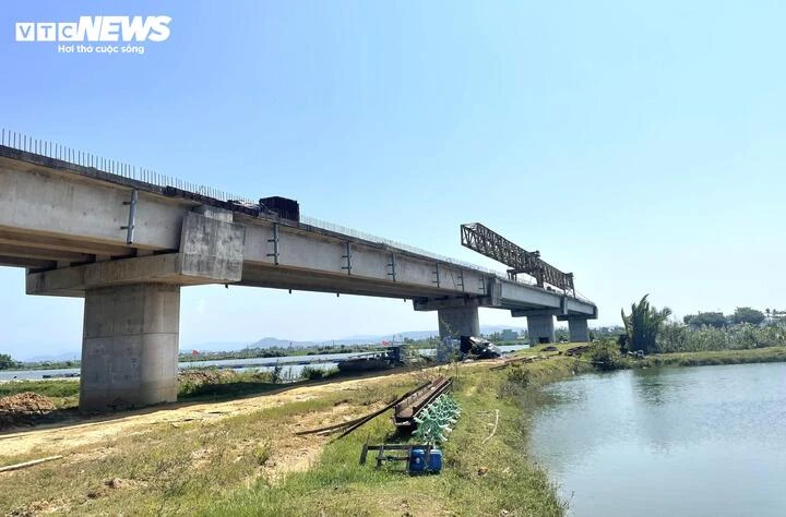 'Năm lần bảy lượt' được gia hạn, cầu 220 tỷ ở Đà Nẵng vẫn dang dở