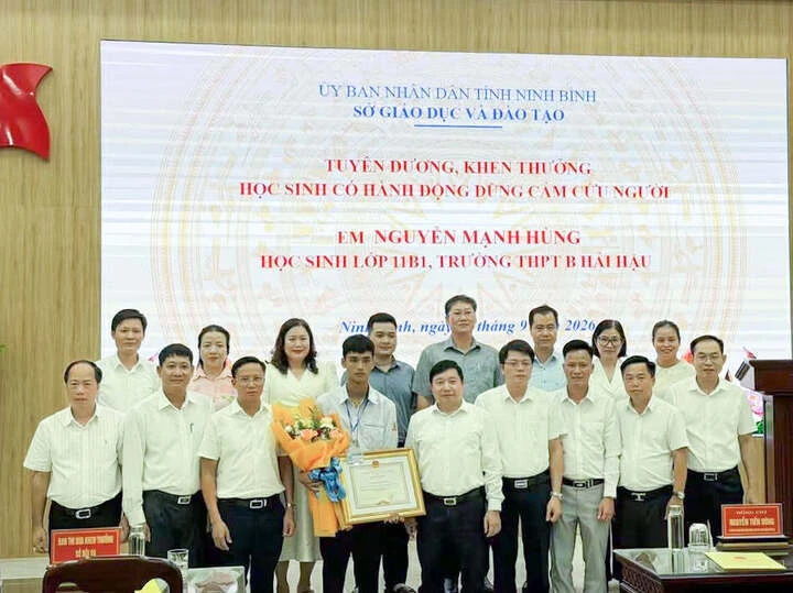Nam sinh lao xuống nước cứu 2 em nhỏ được Chủ tịch tỉnh tặng Bằng khen Nam sinh lao xuống nước cứu 2 em nhỏ được Chủ tịch tỉnh tặng Bằng khen
