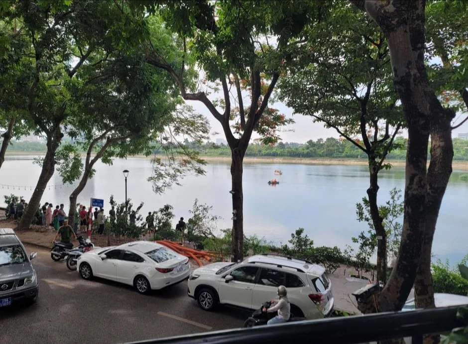 Nam sinh lớp 11 đuối nước ở hồ Linh Đàm Nam sinh lớp 11 đuối nước ở hồ Linh Đàm