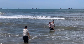 Nam sinh lớp 12 lao từ nhà hàng ra biển, cứu sống hai anh em bị sóng cuốn