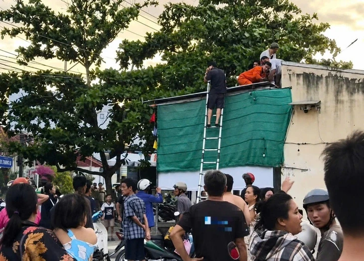 Nam sinh lớp 6 tử vong nghi do điện giật khi chơi bóng đá Nam sinh lớp 6 tử vong nghi do điện giật khi chơi bóng đá