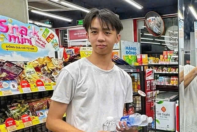 Nam sinh mất liên lạc sau khi để lại xe máy trên cầu ở TPHCM Nam sinh mất liên lạc sau khi để lại xe máy trên cầu ở TPHCM