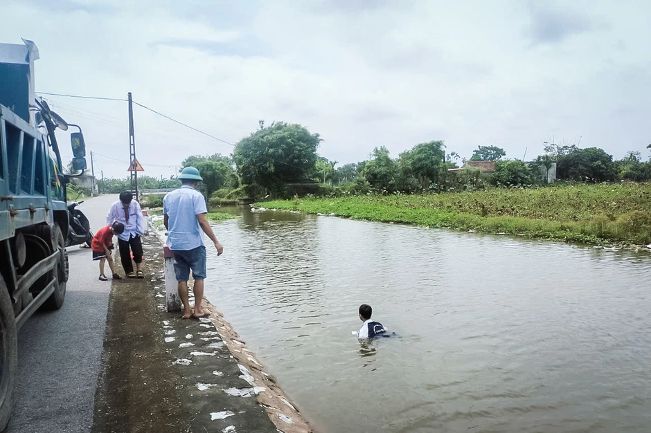 Nam sinh Ninh Bình cứu 2 em nhỏ chới với dưới sông: 'Em không biết bơi' Nam sinh Ninh Bình cứu 2 em nhỏ chới với dưới sông: 'Em không biết bơi'