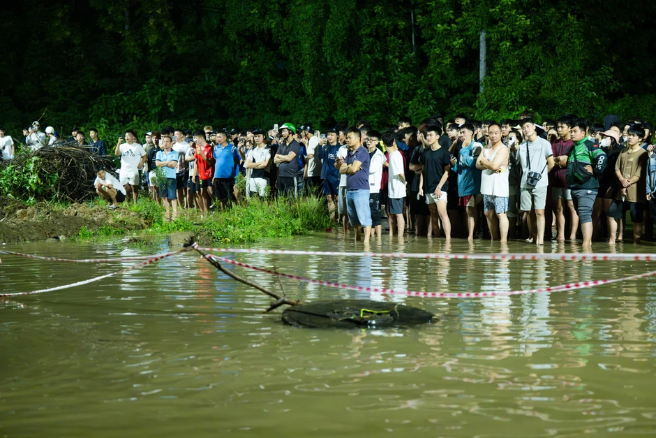Nam sinh viên mất tích ở Hà Nội khi đi qua khu vực ngập sâu , mẹ chờ tin con Nam sinh viên mất tích ở Hà Nội khi đi qua khu vực ngập sâu , mẹ chờ tin con