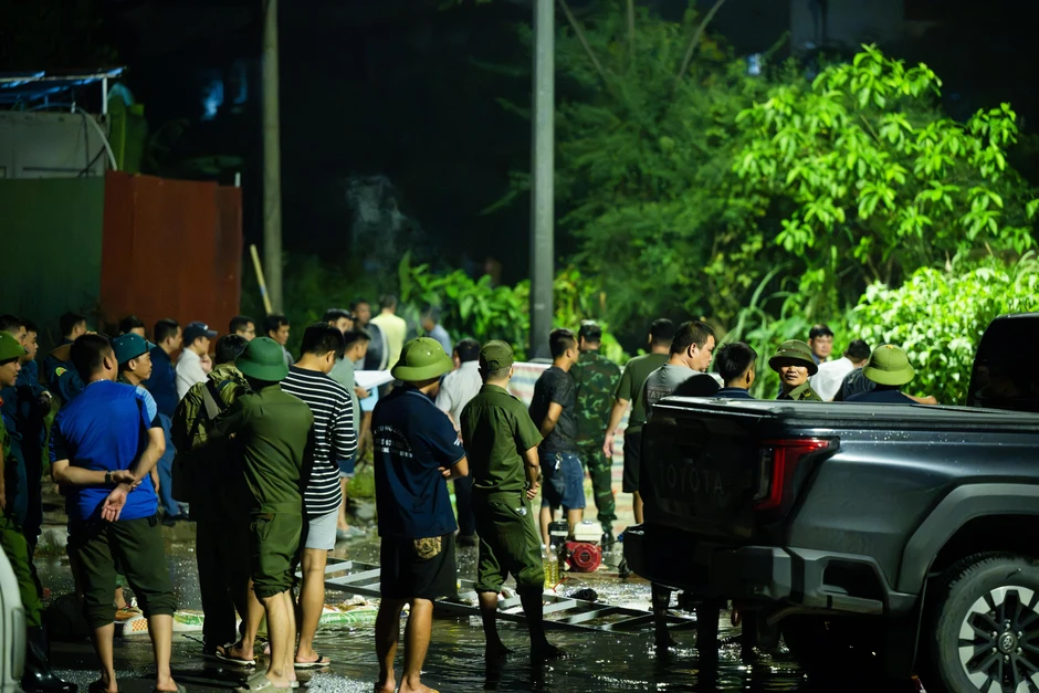 Nam sinh viên mất tích ở Hà Nội khi đi qua khu vực ngập sâu , mẹ chờ tin con Nam sinh viên mất tích ở Hà Nội khi đi qua khu vực ngập sâu , mẹ chờ tin con