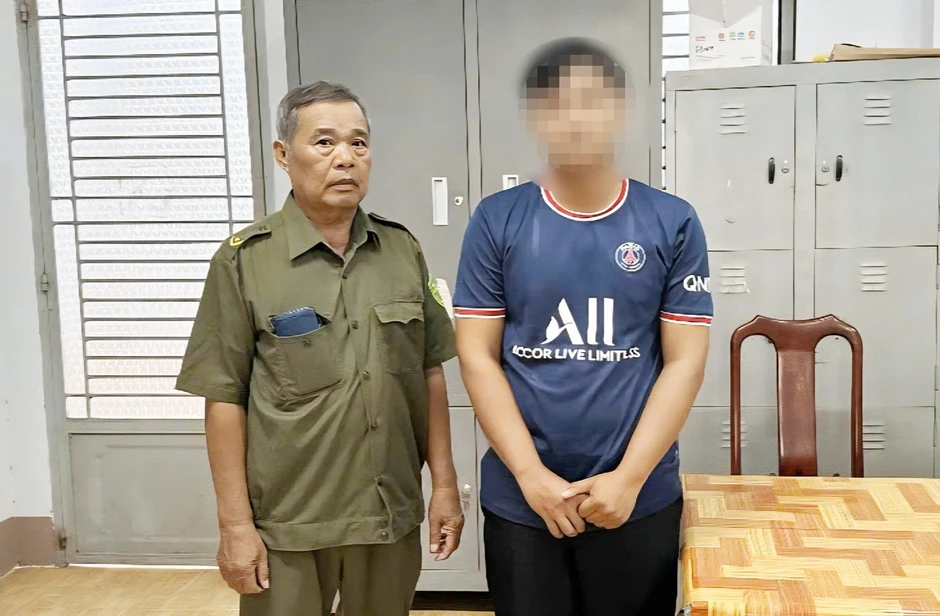 Nam sinh viên ra đầu thú sau khi trộm gần 250 triệu đồng của hàng xóm Nam sinh viên ra đầu thú sau khi trộm gần 250 triệu đồng của hàng xóm