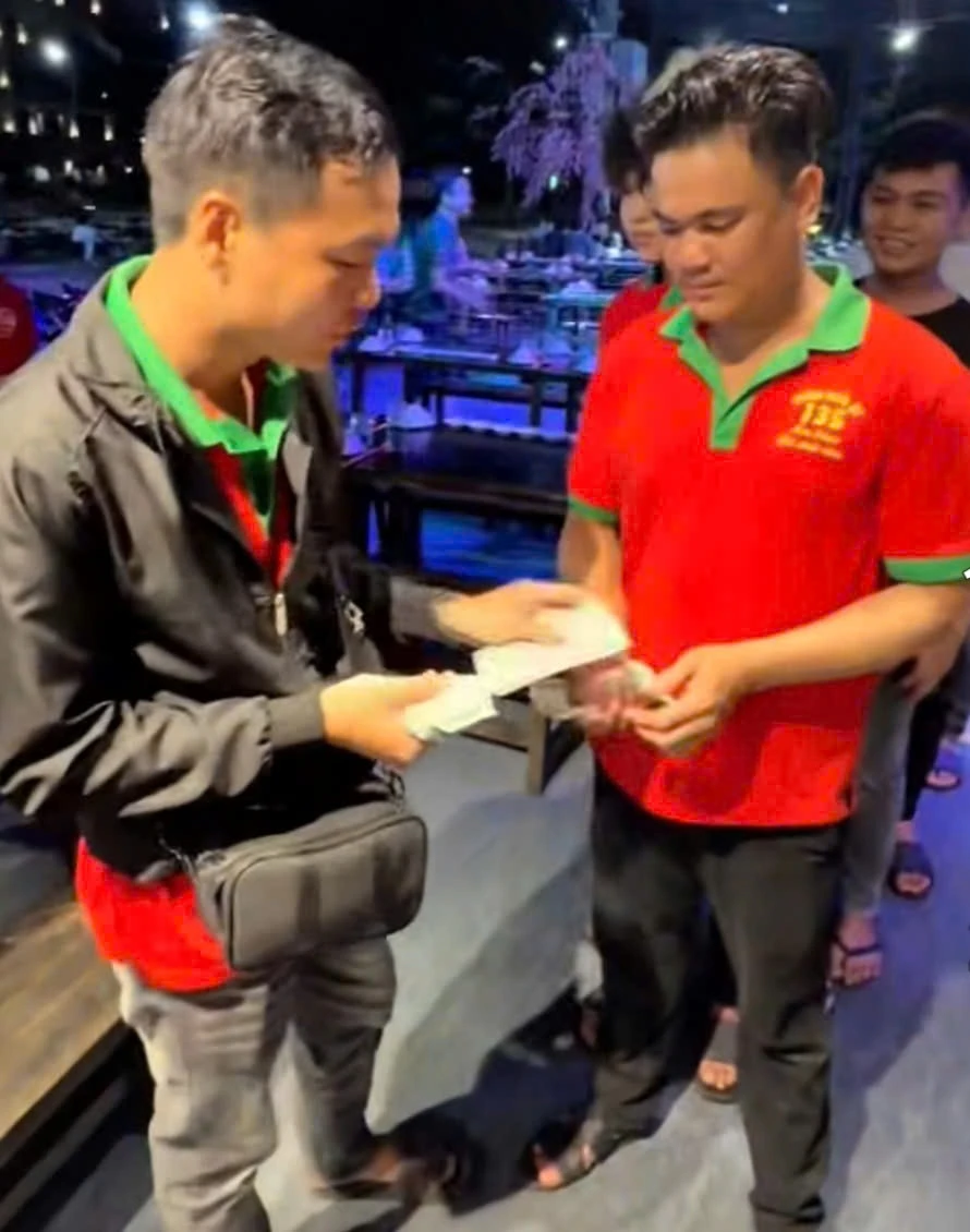 Nam thanh niên cắt sầu riêng trúng độc đắc 12 tỉ đồng xổ số miền Nam Nam thanh niên cắt sầu riêng trúng độc đắc 12 tỉ đồng xổ số miền Nam