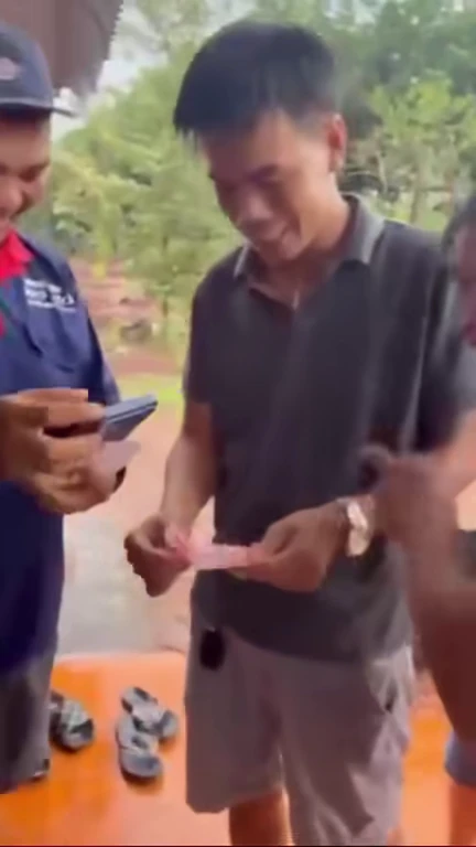 Nam thanh niên cắt sầu riêng trúng độc đắc 12 tỉ đồng xổ số miền Nam Nam thanh niên cắt sầu riêng trúng độc đắc 12 tỉ đồng xổ số miền Nam