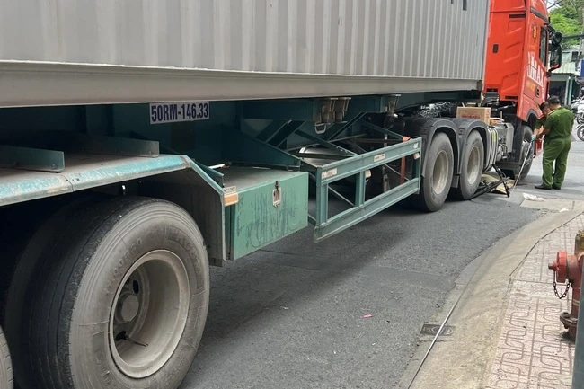 Nam thanh niên chạy xe đạp bị xe container tông tử vong ở TPHCM Nam thanh niên chạy xe đạp bị xe container tông tử vong ở TPHCM