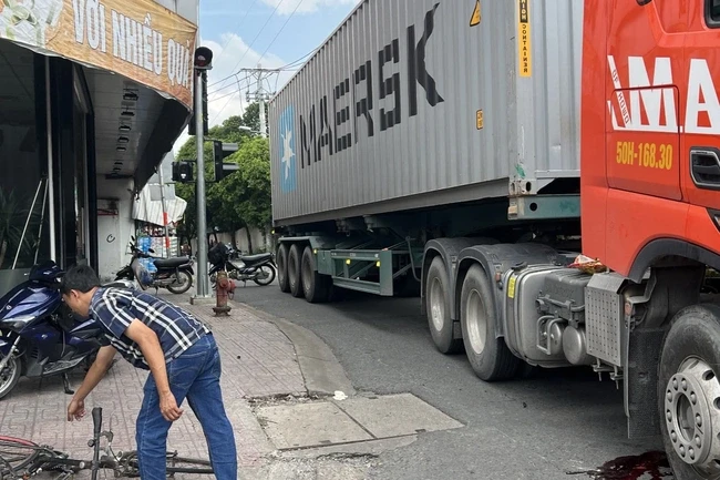 Nam thanh niên chạy xe đạp bị xe container tông tử vong ở TPHCM Nam thanh niên chạy xe đạp bị xe container tông tử vong ở TPHCM