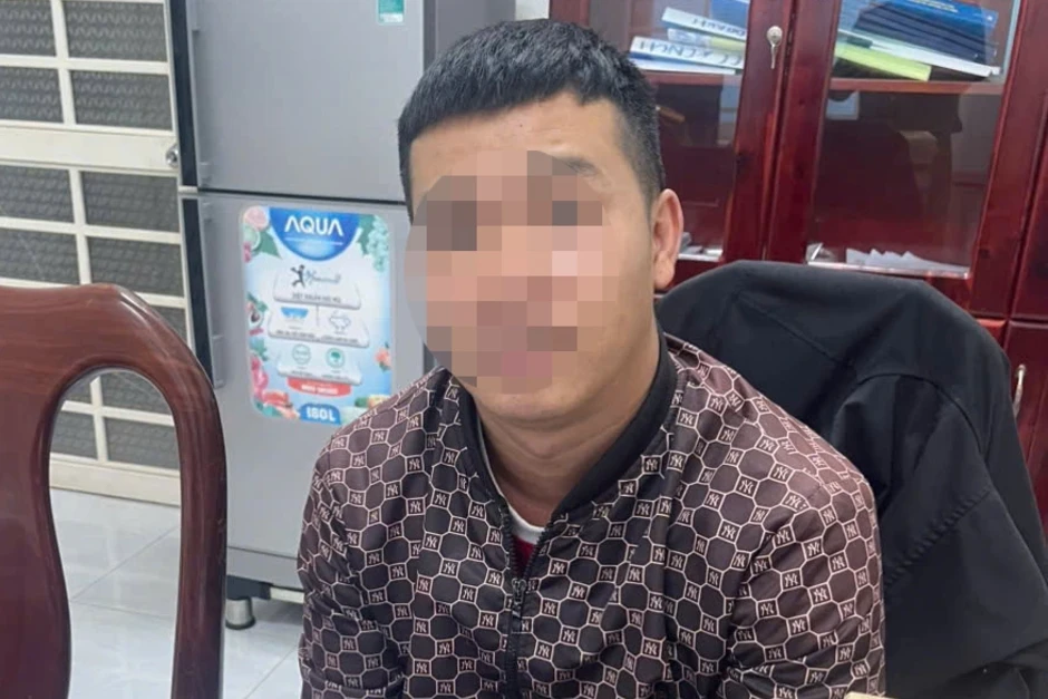 Nam thanh niên lái xe máy chặn đầu ô tô giữa đường ở Tây Ninh Nam thanh niên lái xe máy chặn đầu ô tô giữa đường ở Tây Ninh