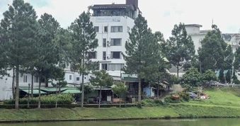 Nam thanh niên rơi từ tầng 5 quán cà phê xuống nhà dân ở Lâm Đồng